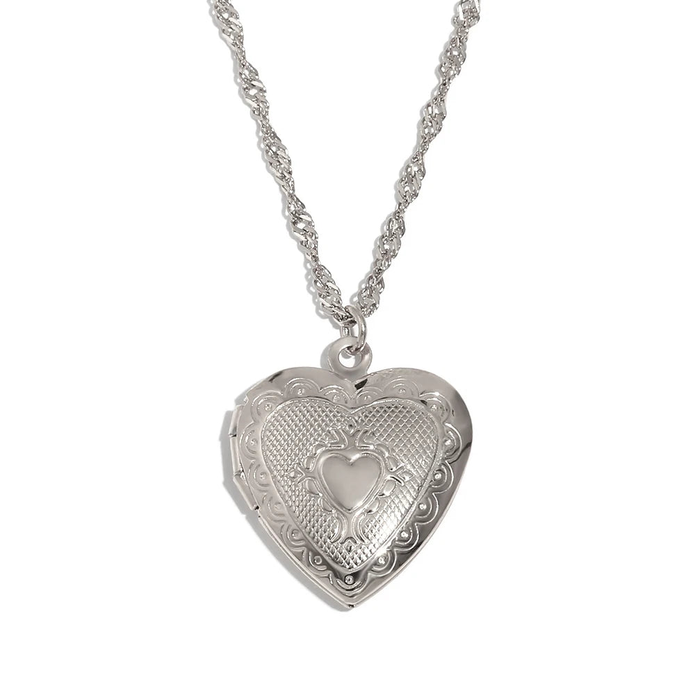 Hollow Heart Photo Box Pendant Necklace — 18K Gold Plated