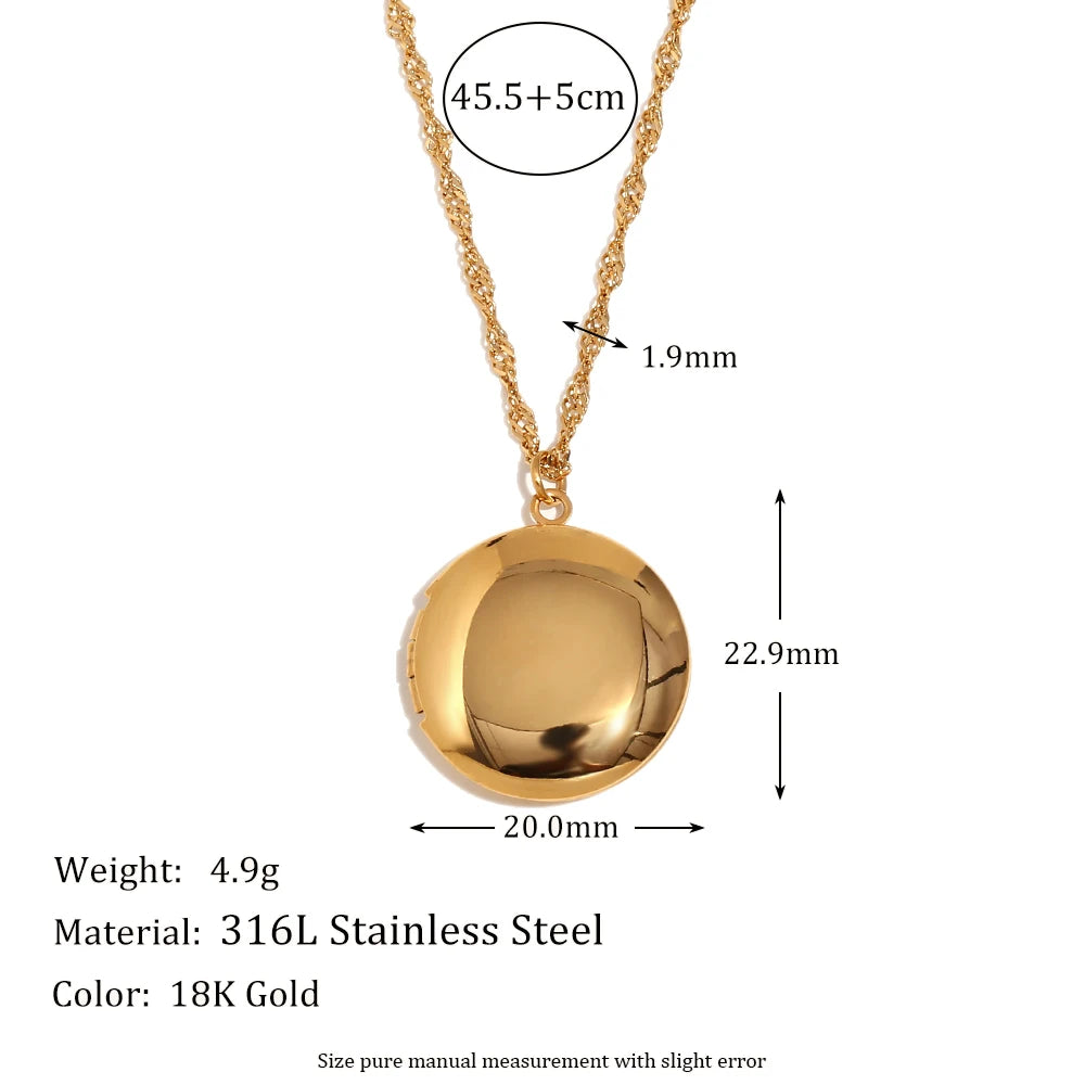 Hollow Heart Photo Box Pendant Necklace — 18K Gold Plated