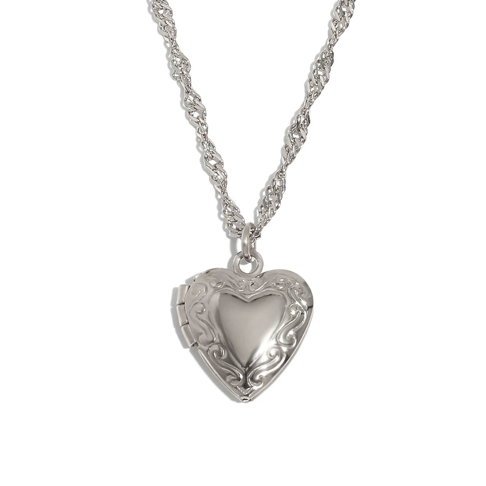 Hollow Heart Photo Box Pendant Necklace — 18K Gold Plated